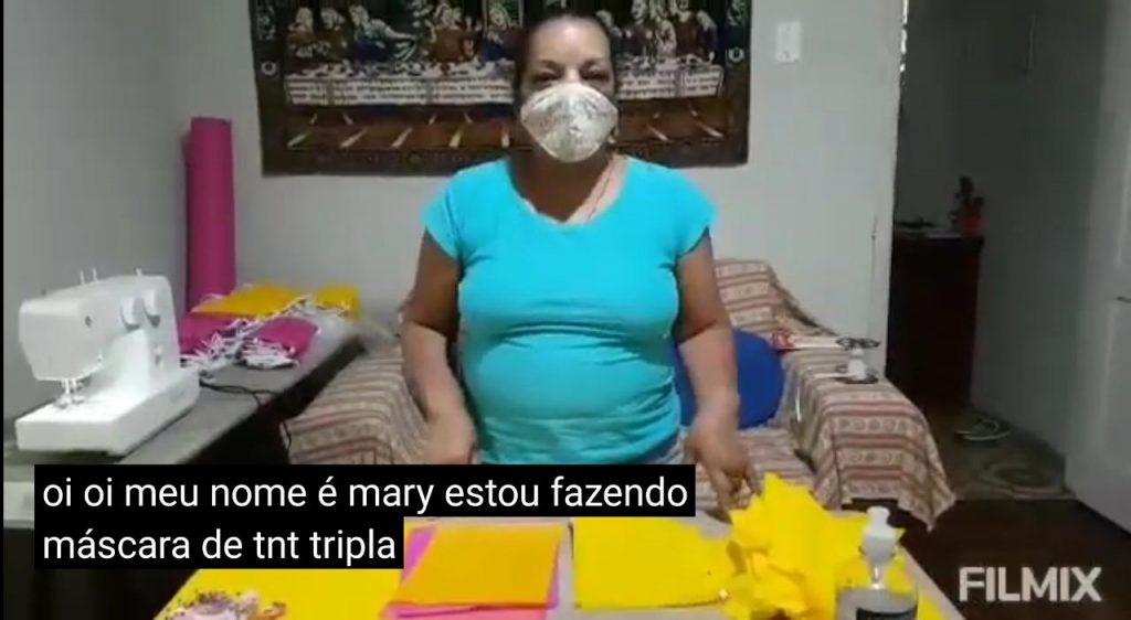 Máscaras de tecido com Sra. Mary Souza do Projeto Andorinhas do Bem.